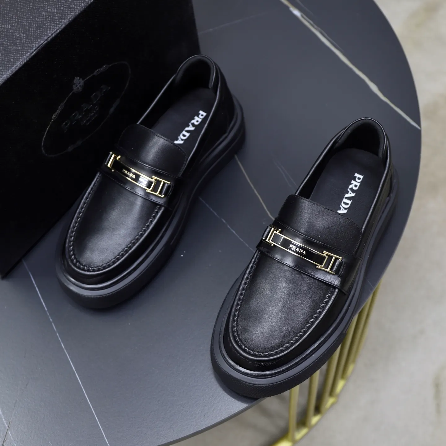 Ex-factory price: 500💰🙅‍♂️🙅‍♂️🙅‍♂️ Brand: PRADA Standard code: Men's code 38-44 (45 can be customized) Grade: Same style as the official website Original order quality Material: Original cowhide surface Comfortable lining Original outsole Style category: Men's fashionable casual leather shoes Distinguished big-name luxury elements Top luxury Color: Color of the actual picture